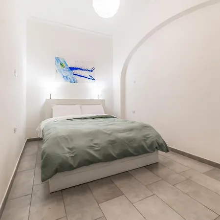 Stylish And Close To Metro Apartment