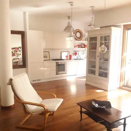 Sunny And Bright Apt Near St Peter Square