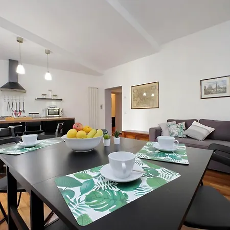 Ych-Sweet Home Near Colosseo