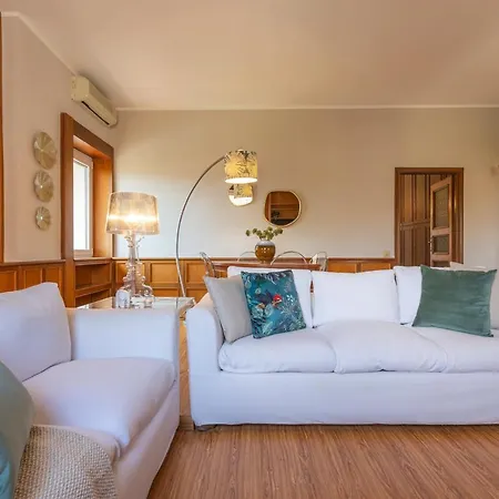 Minerva - Elegant New Classic Close To Vatican