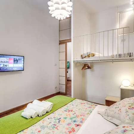 Elegant Apartment Behind The Colosseum