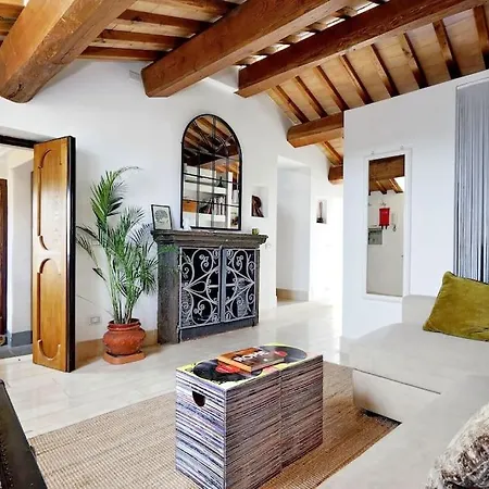 Pantheon Stylish Attic Apartment