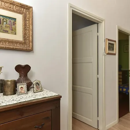 Nicole Rooms