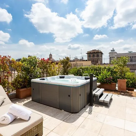 Amazing Penthouse Piazza Venezia Apartment