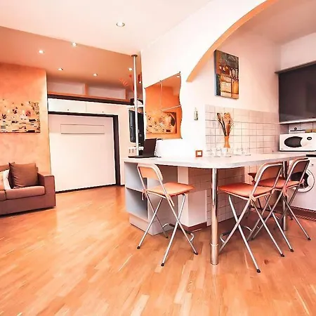 Petite Home In Rome