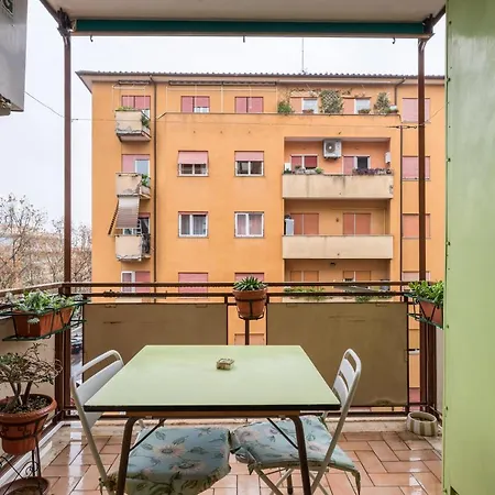 Altido Classic Style Flat With Balcony