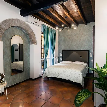 Quiet Trevi Fountain Apartment With Patio And Backyard