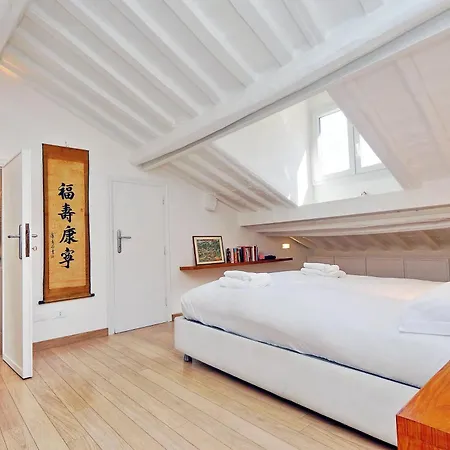 Pantheon Charming Attic | Romeloft Apartment