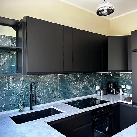 Апартаменты Modern & Bright House