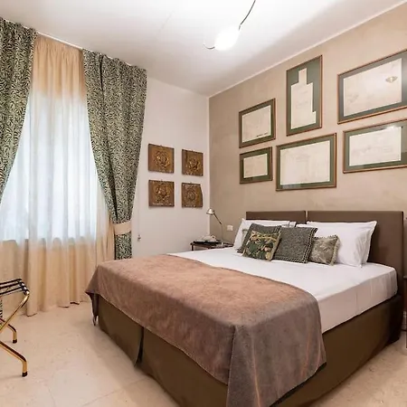 Luxurious Home Of The Antiquarian At Spanish Steps