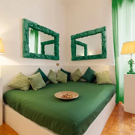 Spanish Steps Historic Apartment