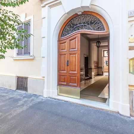 Cami Vatican Apartment