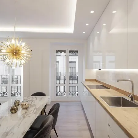 Elegant Retreat In City Center Appartement