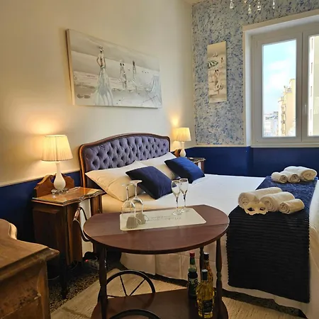 12 V Itali Hotel