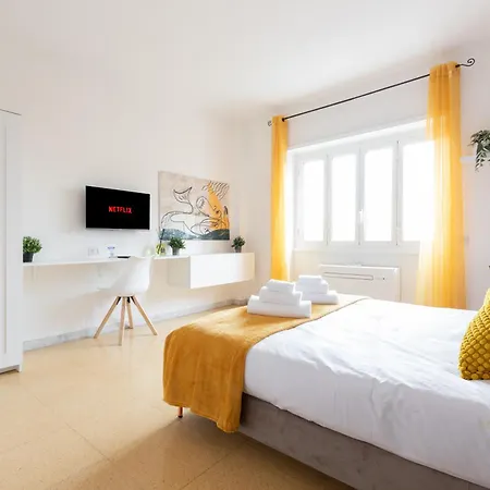 Domvs Clavdia - Metro Station, 8 Min To Center, Roma, 6Pax, A-C Apartment