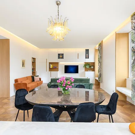 Moon River Luxury Apartment