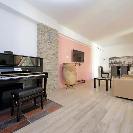 Central 1Br Flat With Balcony