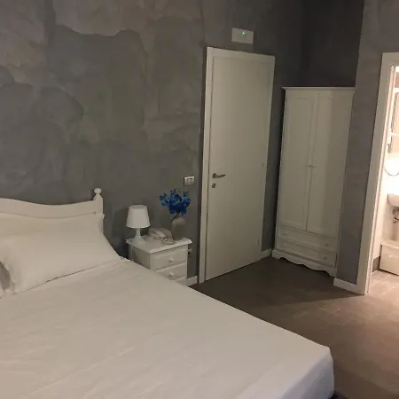 Domizia Top Floor Guest House