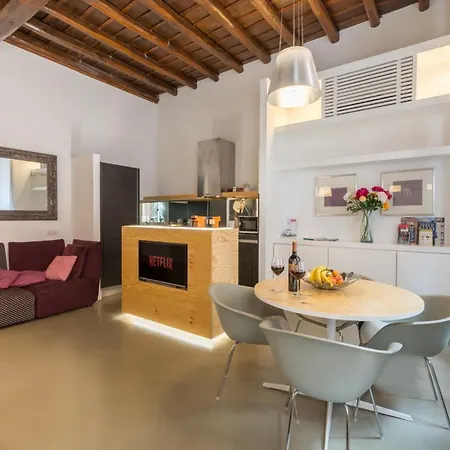 Silver Spanish'S Steps Apartment