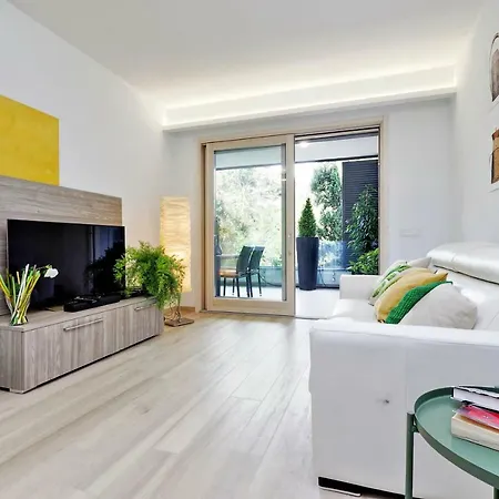 Green Terraced Apartment. 3 Stops From Colosseum