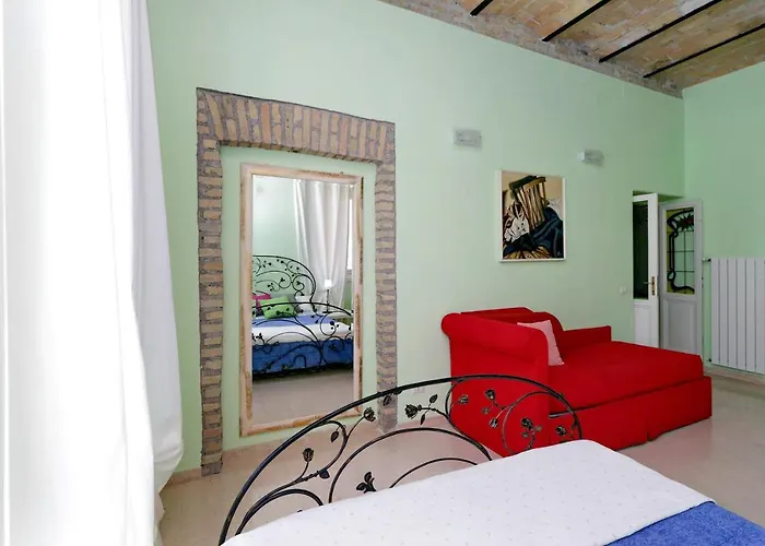 Vintage 4 Bedrooms 20' Colosseum
