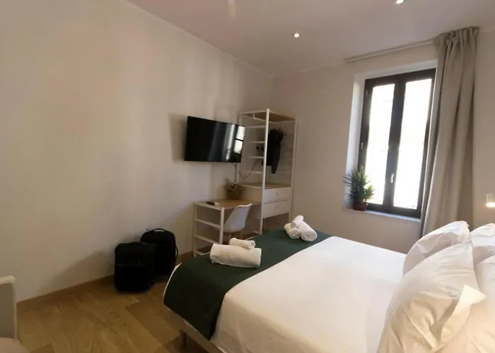 Colosseo Jr Guest House
