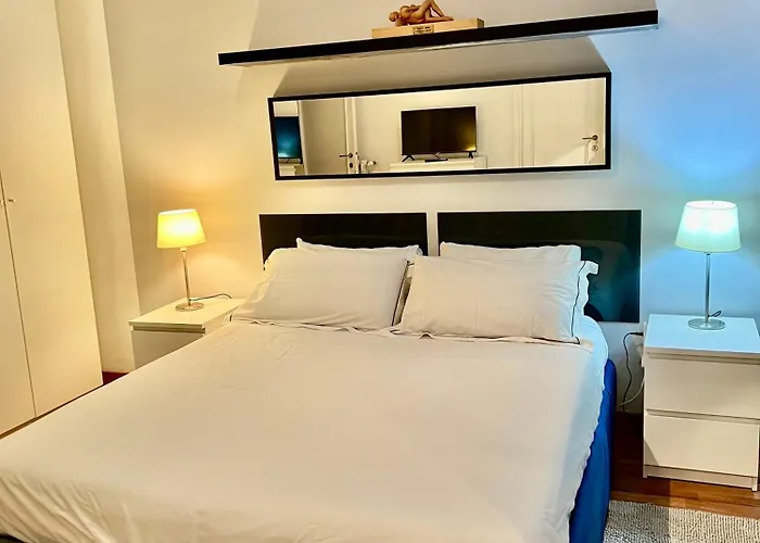 2 Bedroom Flat At Just 4 Tube Stops From Coliseum