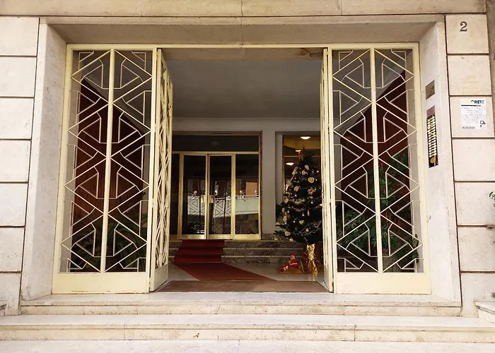 Graceful Apartment Near St Peter Metro 100 Mt