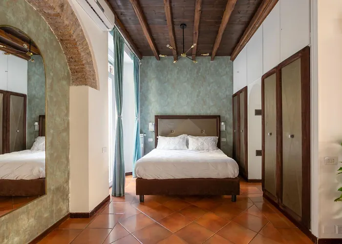 Quiet Trevi Fountain Apartment Courtyard & Patio
