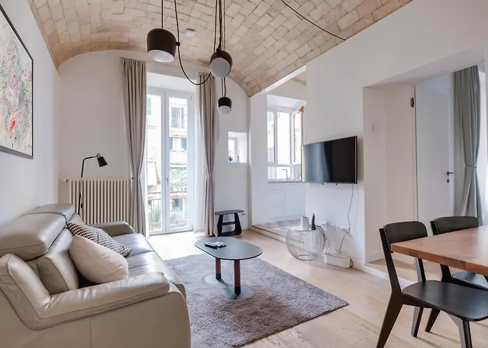 Charming Vatican Apartment With Balcony 6B