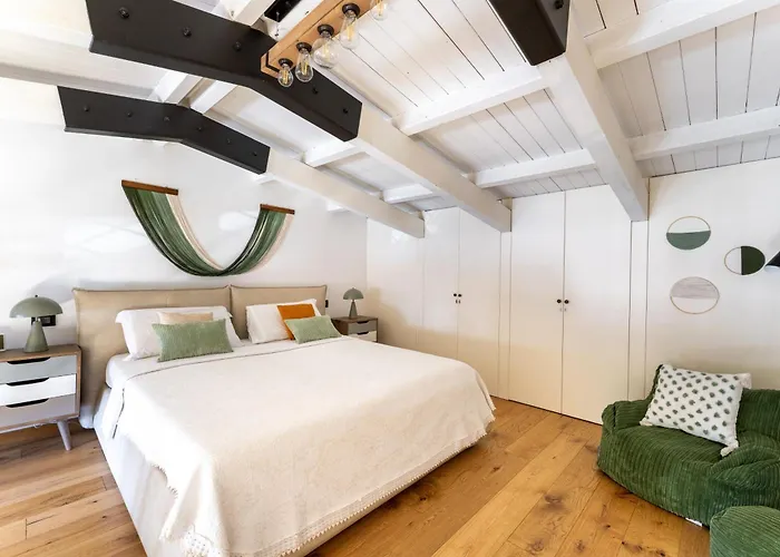 Suede Loft Retreat, Charm, Relax Private Parking