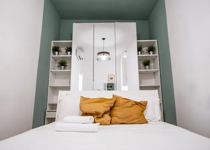Apartment By The Colosseum - White Chic Flats