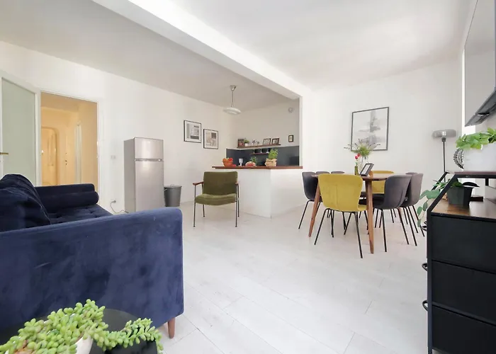Monti Spacious Apartment 2
