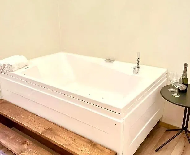 Pantheon Luxury Jacuzzi Apartment