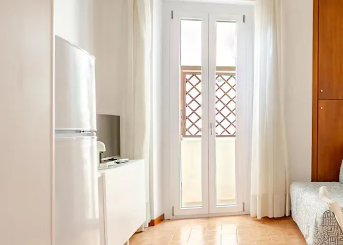 2 Bedroom Apartment For 4 Quiet Tram 8 To Trastevere Vatican