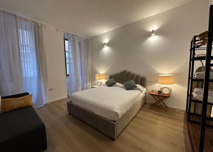 Elegant Apartments Steps From The Colosseum