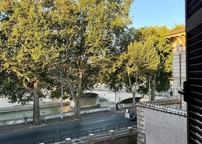 Domus Mantellate, Trastevere