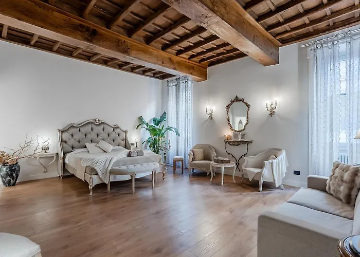 Trevi Fountain Elegant Apartment