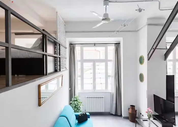 Spacious Modern Loft Steps From Trevi Fountain