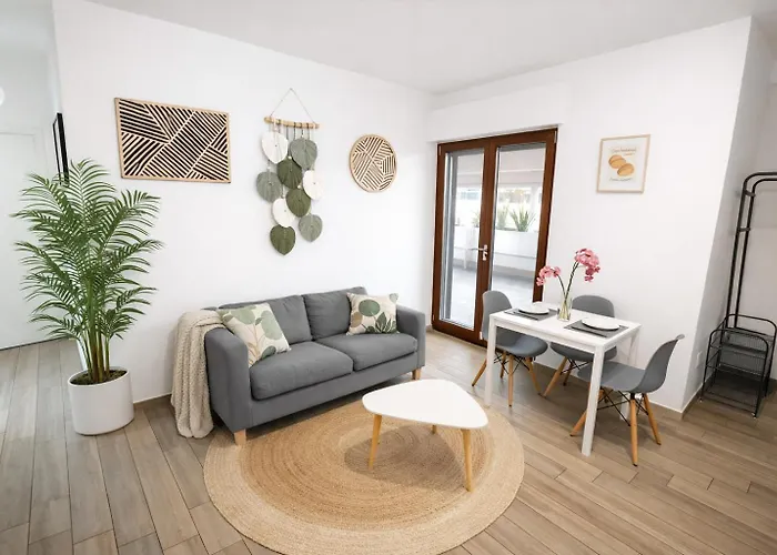 Attico Luminoso con Terrazzo e Parcheggio Gratuito