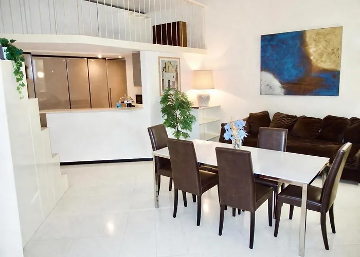 Central Apartment - Walk To Navona - Full Kitchen - Fast Wi-Fi & A-C