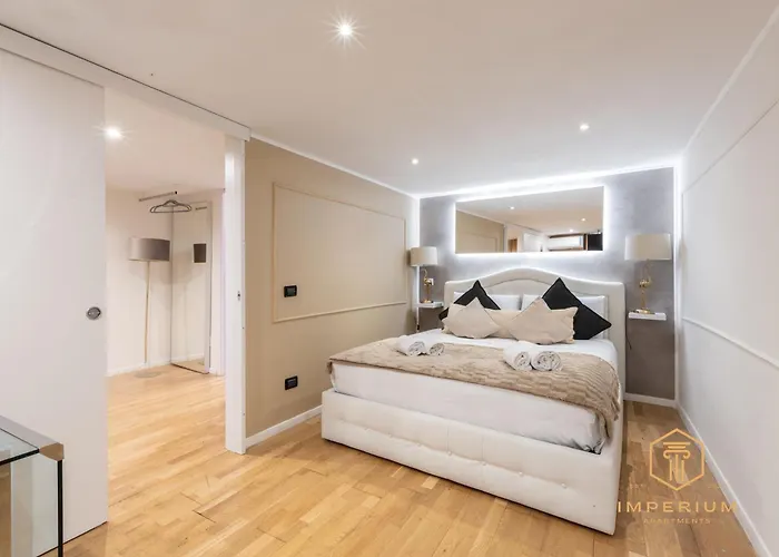 Teatro Pace Palace - Historic Center, Luxury Apartment, 3 Bdr, A-C