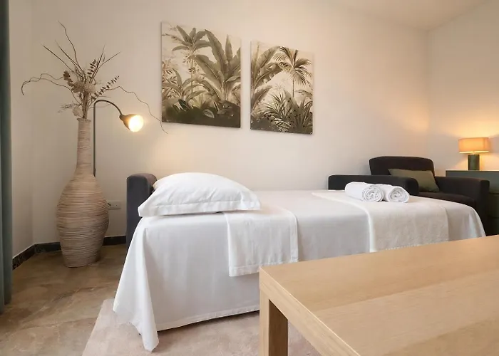 Stylish Roman Escape Near Colosseum & Metro