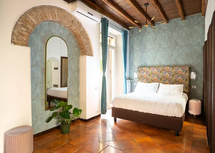 Quiet Trevi Fountain Apartment Courtyard & Patio