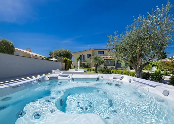 Villa Karina - Luxury Suite, Jacuzzi Pool & Garden Ostia Rome
