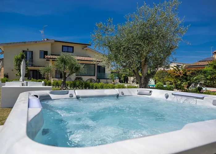 Villa Karina - Luxury Suite, Jacuzzi Pool & Garden Ostia Rome