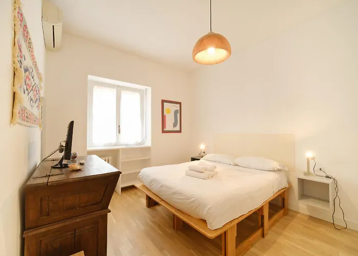 Modern & Spacious 2-Bedroom Apartment Near Trastevere