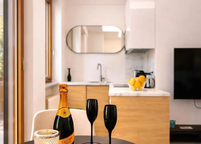 Elegant And Peaceful Apartment In Eur - Fully Renovated With Balcony