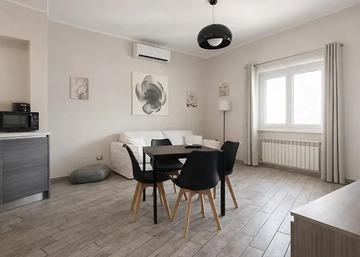 Chic Rome Apartment Near Metro B & Colosseum