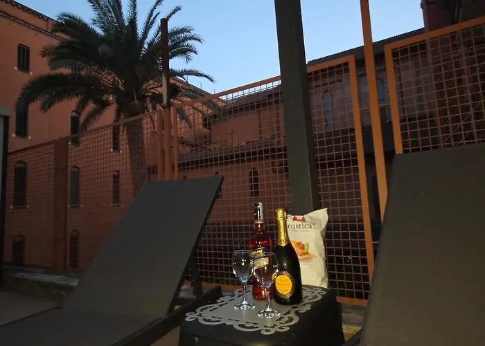 Retreat With Terrace, 25-Minute Walk From The Trevi Fountain